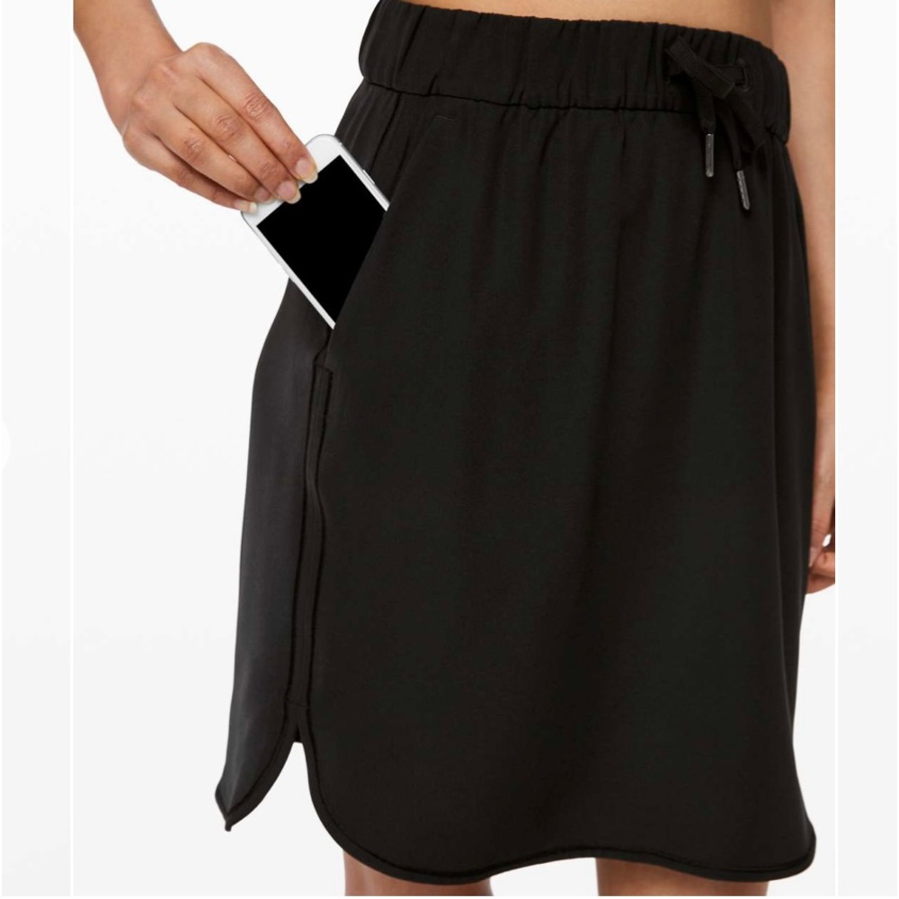 Lululemon On the Fly skirt, size 8, new and never worn, Black